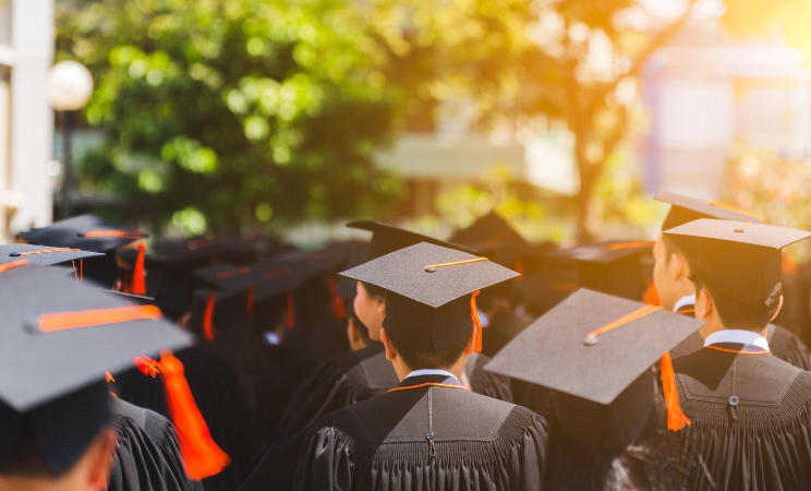 ¿Necesitas un posgrado para crecer laboralmente? Descúbrelo